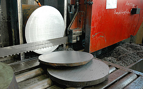 Stahlzuschnitt sägen mit hoher Maßgenauigkeit