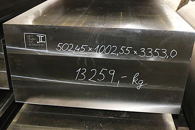 1.6580 Stahlzuschnitte aus einem Stahlblock gesägt